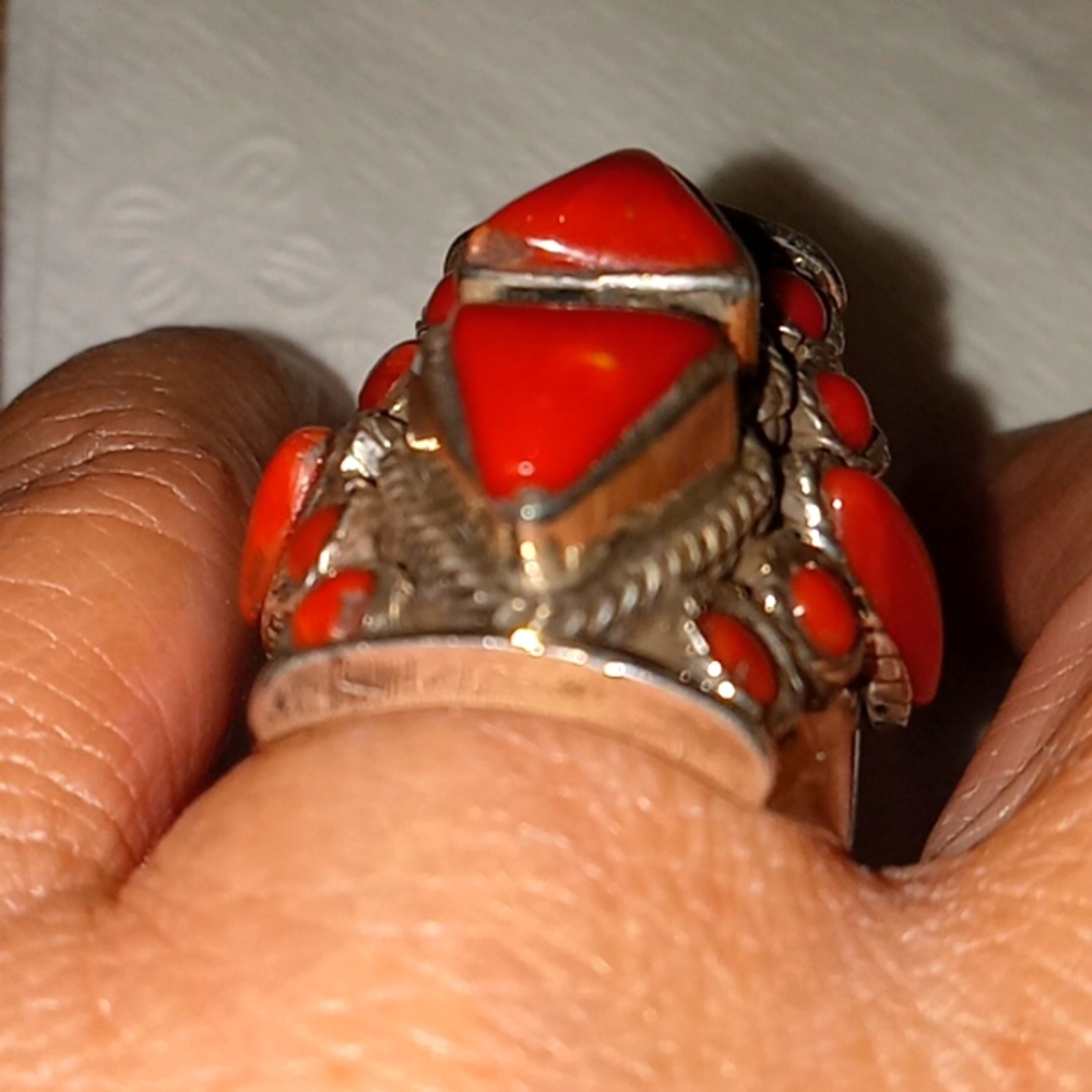 ❤STUNNING!/ RED TRIANGLE CORAL RING ❤ - Picture 6 of 9
